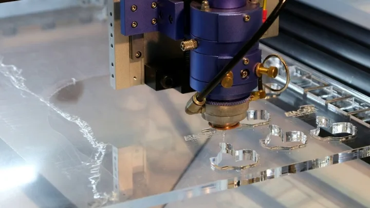 jasa laser cutting menggunakan material akrilik