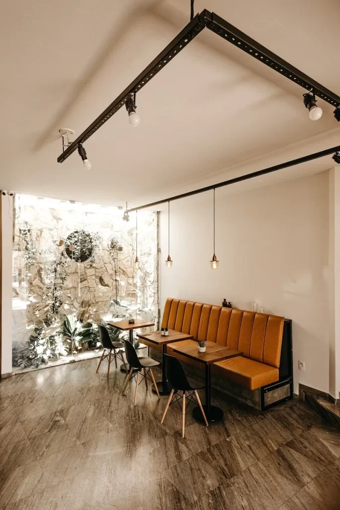 Interior Cafe Kekinian - Cafe dengan Tanaman Sebagai Statement Piece