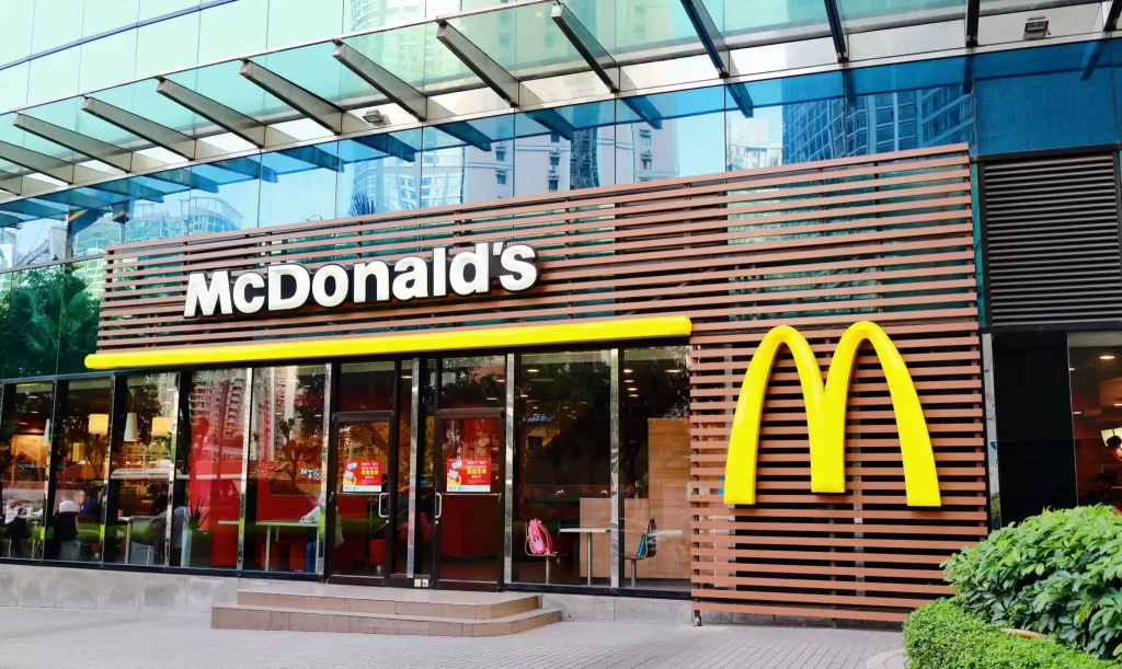 Desain Huruf Timbul Gerai McDonald's