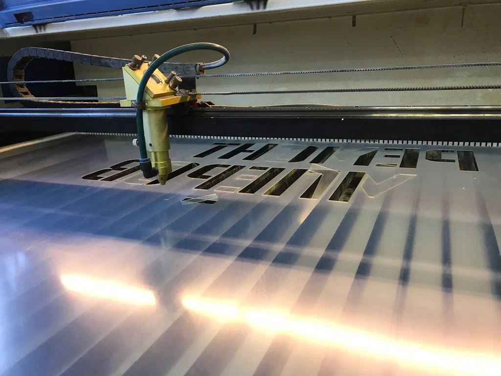 Pembuatan Huruf Timbul dengan Laser Cutting