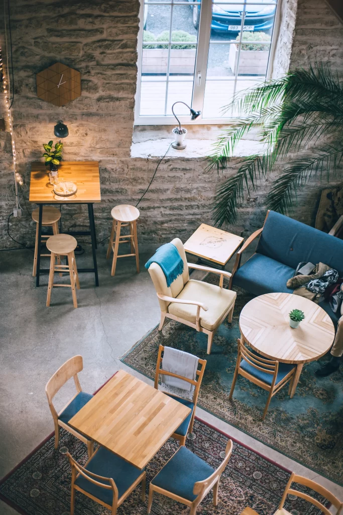 Cafe Sederhana dengan Ruangan Lega dan Warna Senada