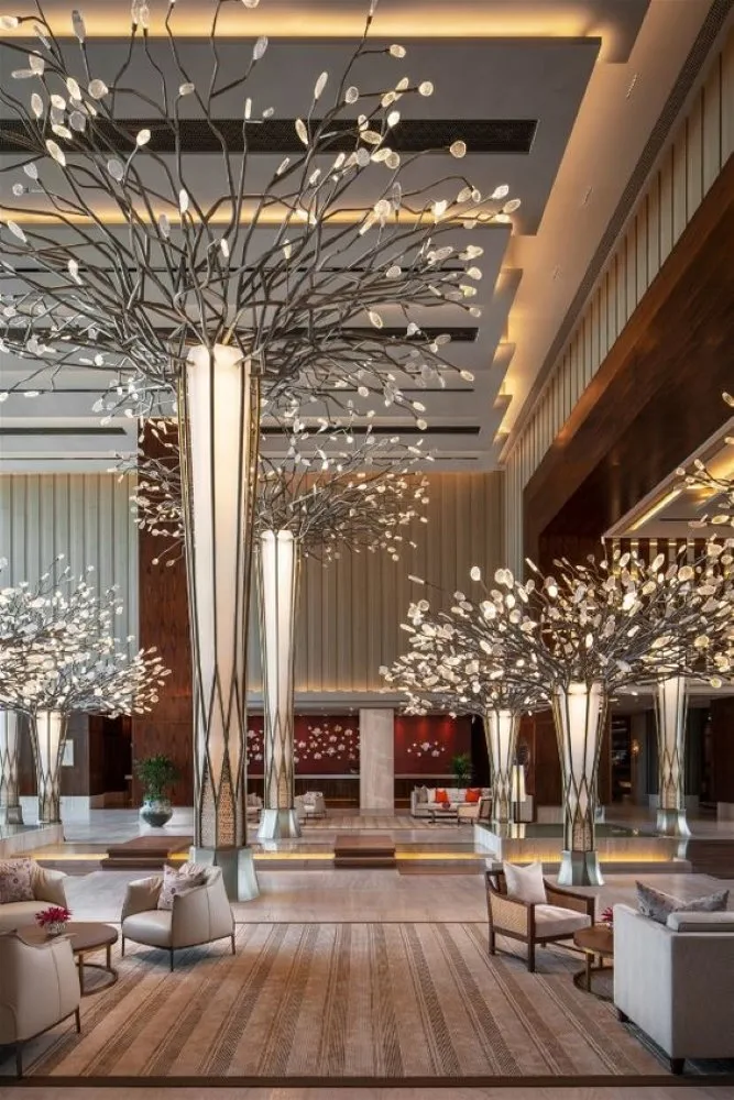 Lobi Hotel dengan Interior Artwork Bernuansa Pohon