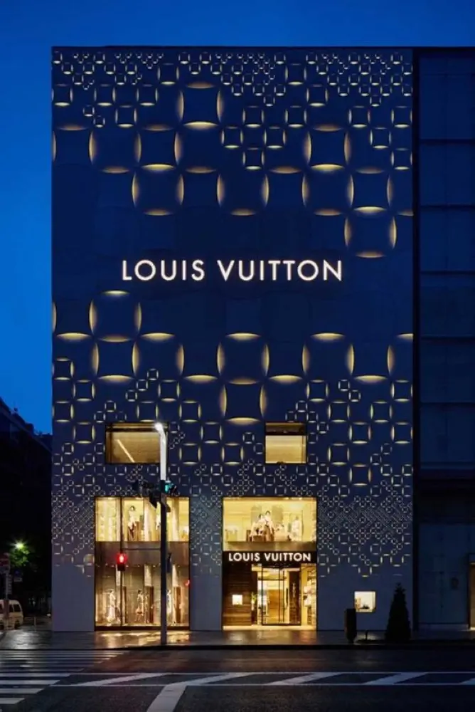 Fasad Toko Louis Vuitton yang Diterangi Lampu LED 