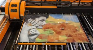Pelajari proses, jenis, dan manfaat UV coating printing untuk hasil cetak yang tahan lama dan estetis. Temukan panduan lengkapnya di sini.