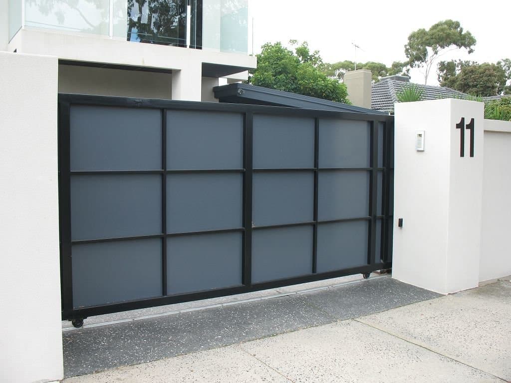 Pagar full panel warna monokrom