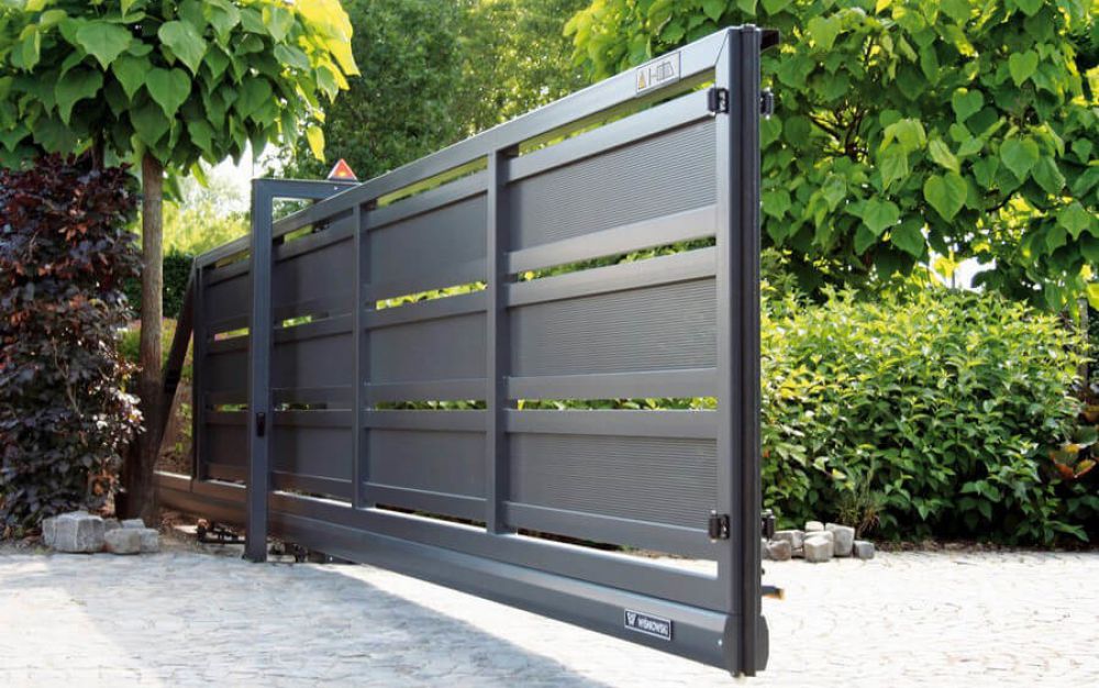 Desain pagar geser industrial dengan finishing hitam doff